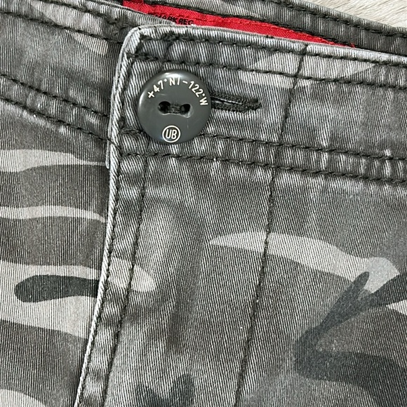 Men’s Unionbay Cotton Blend Gray Camouflage 6 Pocket 10” Utility Cargo Shorts 42 - Picture 5 of 10